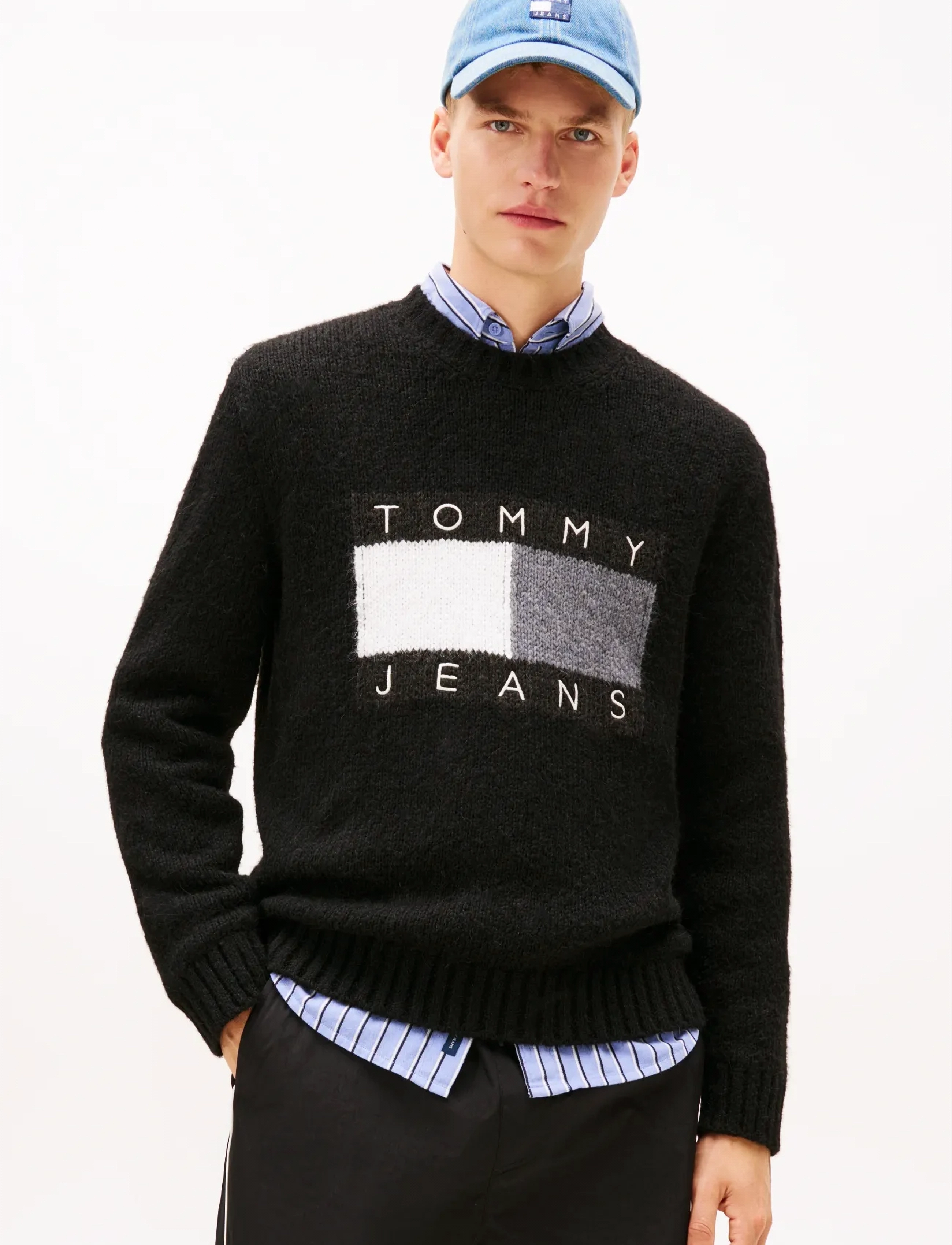 Tommy Jeans TJM REG FLAG BEARER SWEATER - Strickmode - BLACK / black