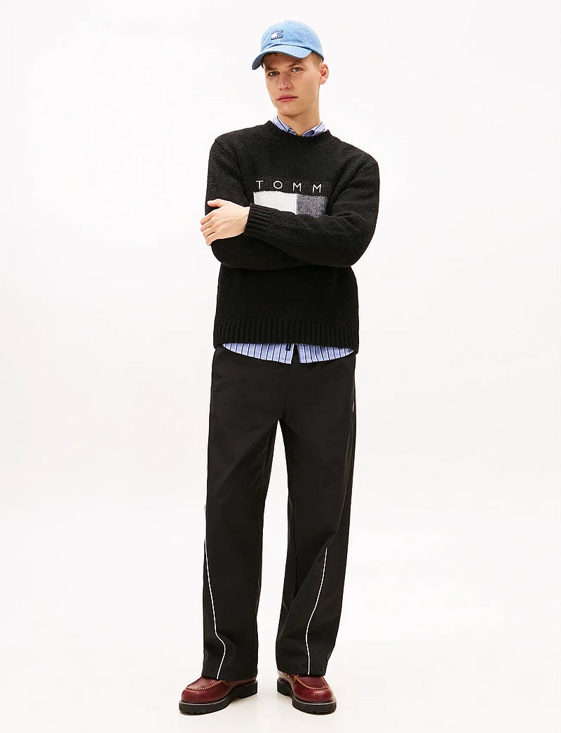 Tommy Jeans - TJM REG FLAG BEARER SWEATER - adījumi ar apaļu kakla izgriezumu - black - 2
