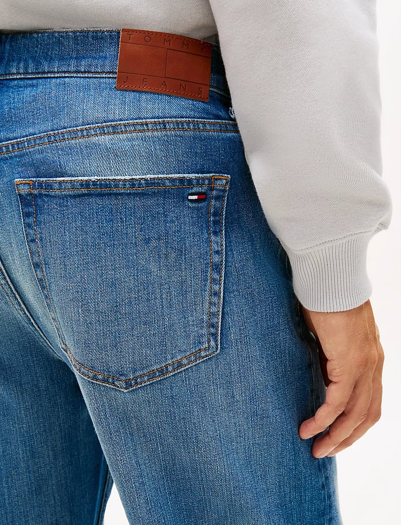 Tommy Jeans - SONNY RGLR TPRD BJ5137 - tapered jeans - denim medium - 4