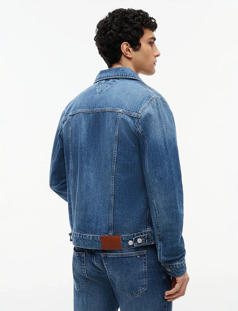 Tommy Jeans - RYAN RGLR TRCKR JCKT EXT BJ8038 - voodrita teksajakid - denim medium - 2