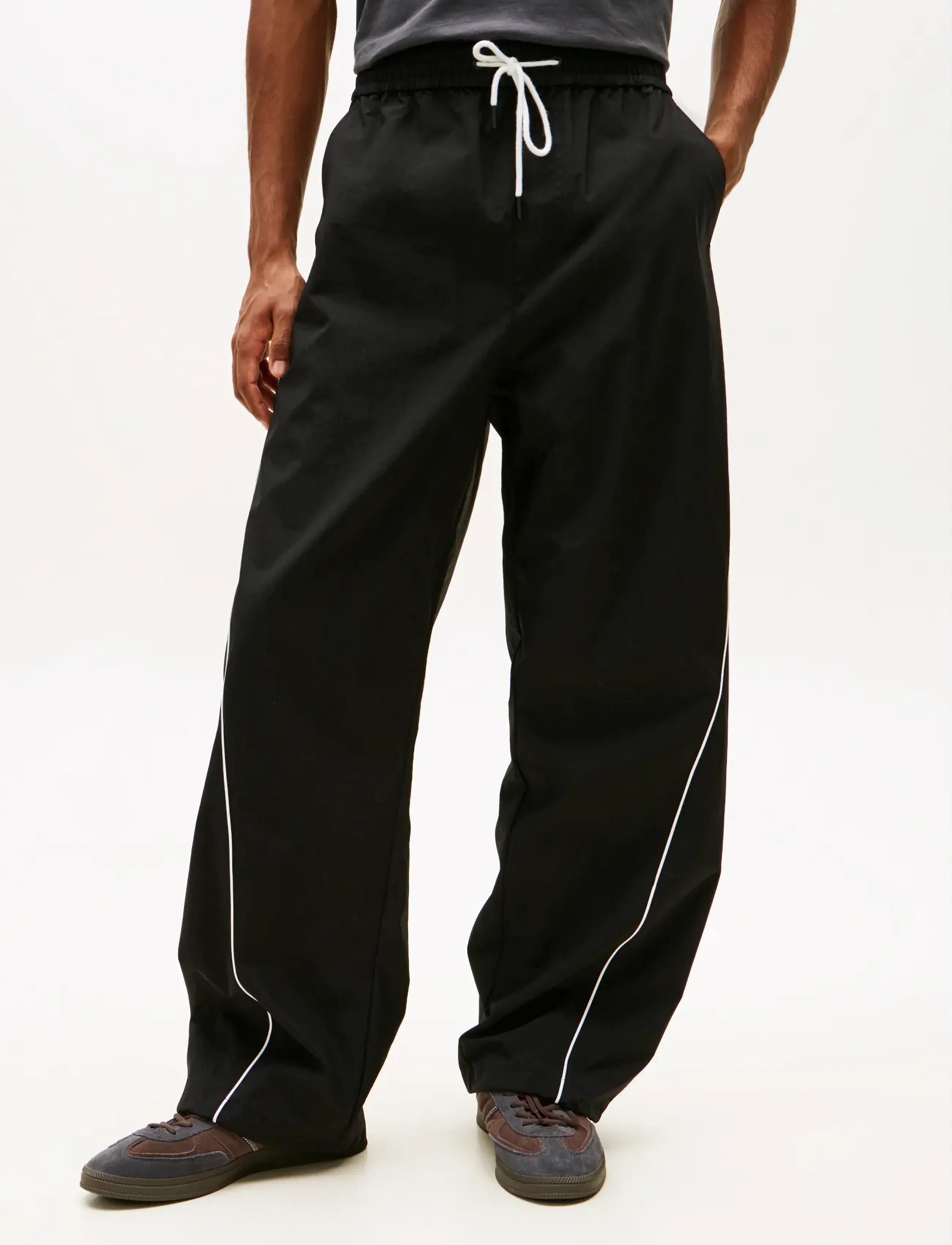 Tommy Jeans TJM THEO PARACHUTE TRACK PANTS - Jogginghosen - BLACK / black