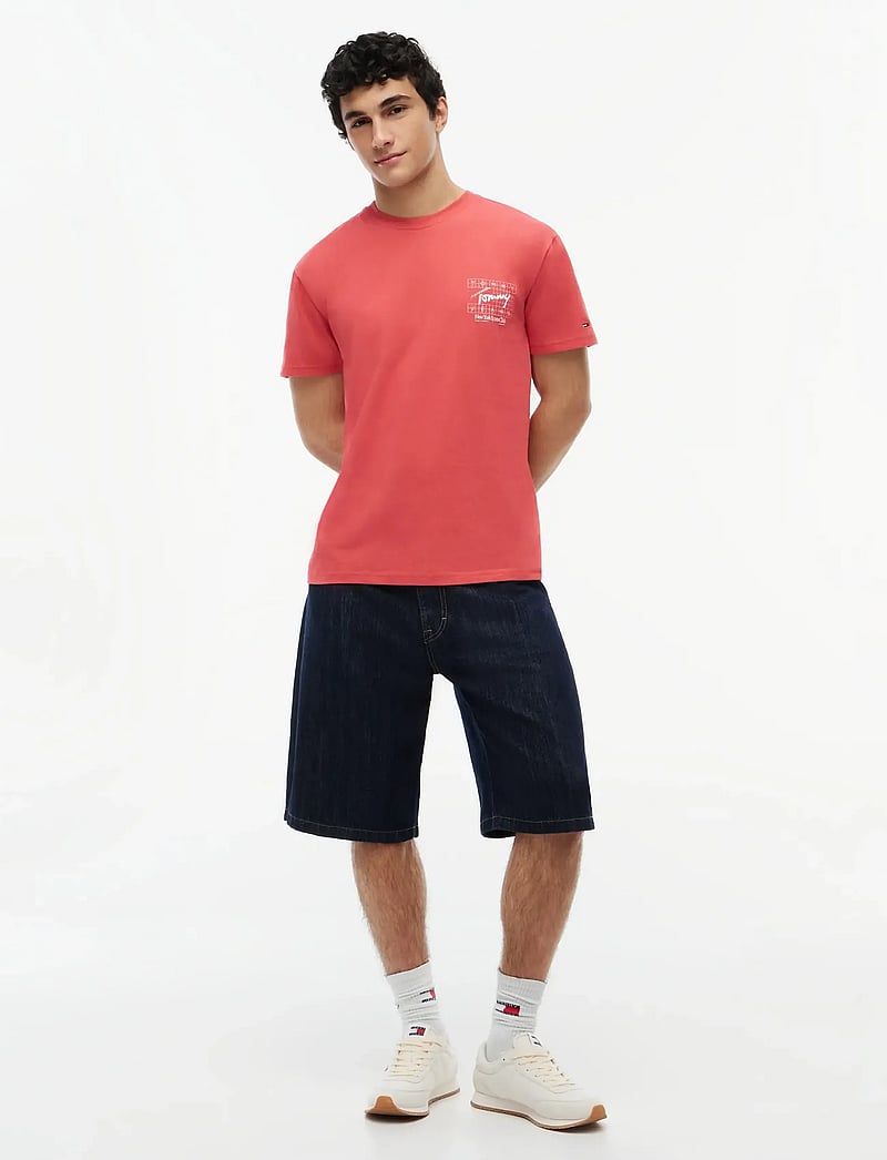 Tommy Jeans - TJM REG SIGN FLAG SS TEE EXT - kortærmede t-shirts - anthem red - 4