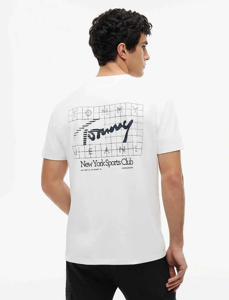 Tommy Jeans - TJM REG SIGN FLAG SS TEE EXT - kortærmede t-shirts - ecru - 2