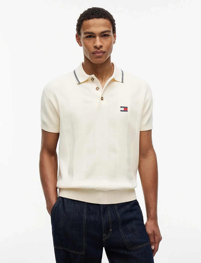 Tommy Jeans - TJM REG SS BADGE KNIT POLO EXT - knitted polos - calico - 0