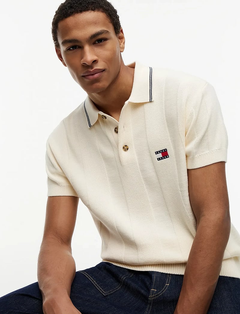 Tommy Jeans - TJM REG SS BADGE KNIT POLO EXT - knitted polos - calico - 3