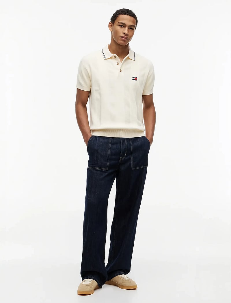 Tommy Jeans - TJM REG SS BADGE KNIT POLO EXT - knitted polos - calico - 4