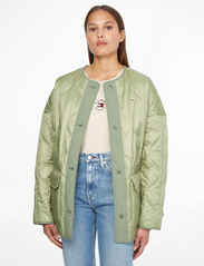 Tommy Jeans - TJW OVERSIZE ONION QUILT JACKET - quilted jassen - dusty sage - 2