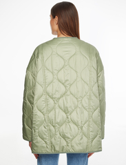 Tommy Jeans - TJW OVERSIZE ONION QUILT JACKET - forårsjakker - dusty sage - 3