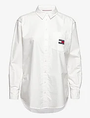 Tommy Jeans - TJW BADGE BOYFRIEND SHIRT - langermede skjorter - white - 0
