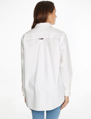 Tommy Jeans - TJW BADGE BOYFRIEND SHIRT - long-sleeved shirts - white - 3