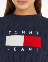 Tommy Jeans - TJW BXY CENTER FLAG SWEATER - sweaters - twilight navy - 4
