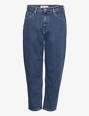 Tommy Jeans - CRV MOM JEAN UHR TPRD DF6134 - tapered jeans - denim medium - 0