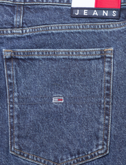 Tommy Jeans - CRV MOM JEAN UHR TPRD DF6134 - pie potītēm sašaurināti džinsi - denim medium - 4