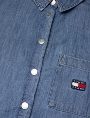Tommy Jeans - TJW SS BADGE CHAMBRAY DRESS - jeansklänningar - denim medium - 2