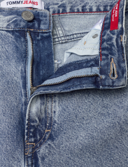 Tommy Jeans - MOM JEAN UHR TPR CG4014 - tapered jeans - denim light - 3