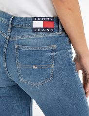 Tommy Jeans - MADDIE MR BC CG5136 - utsvängda jeans - denim medium - 4