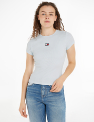 Tommy Jeans - TJW BBY XS BADGE RIB TEE - laveste priser - shimmering blue - 2