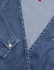 Tommy Jeans - TJW CHAMBRAY WRAP DRESS - omlottklänning - denim medium - 2