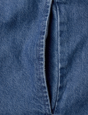 Tommy Jeans - TJW CHAMBRAY MIDI SHIRT DRESS - jeansklänningar - denim medium - 4