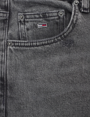 Tommy Jeans - MOM JEAN UH TPR AH6170 - alt kitsenevad teksat - denim black - 2