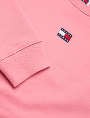 Tommy Jeans - TJW BXY BADGE CREW EXT - sweatshirts & huvtröjor - tickled pink - 2