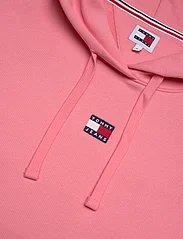 Tommy Jeans - TJW BXY BADGE HOODIE - džemperi ar kapuci - tickled pink - 2