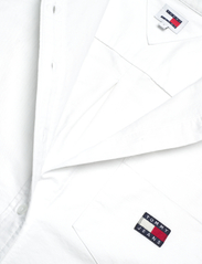 Tommy Jeans - TJW BADGE BOYFRIEND SHIRT - pikkade varrukatega särgid - white - 2