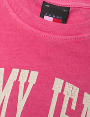 Tommy Jeans - TJW REG WASHED VARSITY TEE EXT - zemākās cenas - pink alert - 2
