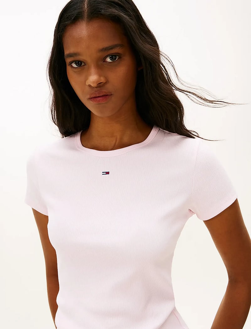 Tommy Jeans - TJW SLIM ESSENTIAL RIB SS EXT - t-shirts - light pink - 4