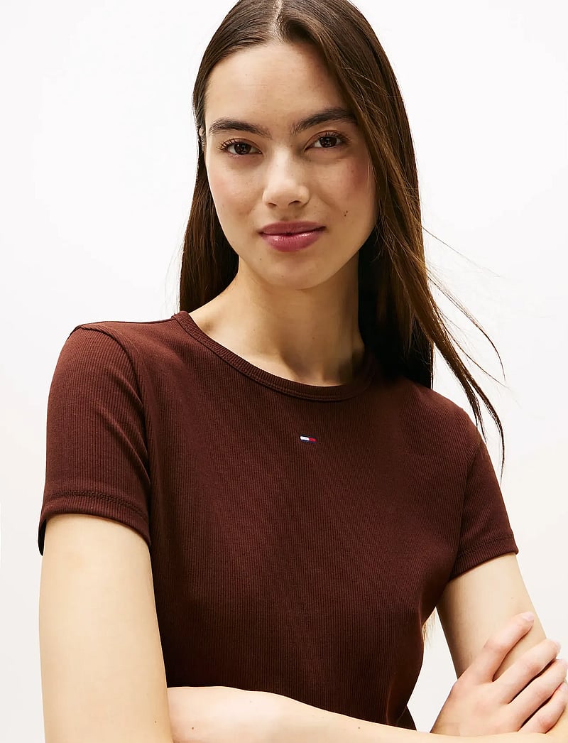 Tommy Jeans - TJW SLIM ESSENTIAL RIB SS EXT - t-shirts - rich brown - 4