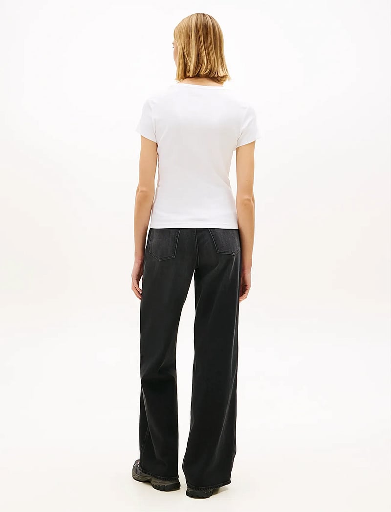 Tommy Jeans - TJW SLIM ESSENTIAL RIB V SS - t-shirts - white - 3