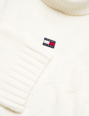 Tommy Jeans - TJW BADGE TRTLNK CABLE SWEATER - polotröjor - ancient white - 2