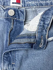 Tommy Jeans - MOM JEAN UH TPR BH4116 - mom stila džinsa bikses - denim light - 3