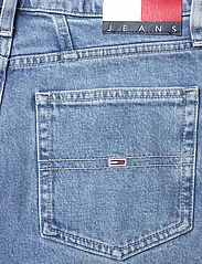 Tommy Jeans - MOM JEAN UH TPR BH4116 - mom stila džinsa bikses - denim light - 4