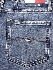 Tommy Jeans - MOM JEAN UH TPR CG4136 - mom stila džinsa bikses - denim medium - 4