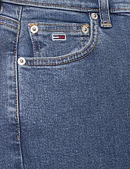 Tommy Jeans - SYLVIA HGH FLR AH4230 - nuo kelių platėjantys džinsai - denim medium - 2