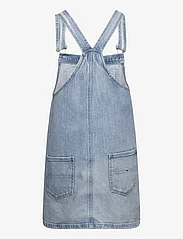 Tommy Jeans - PINAFORE DRESS BH6110 - sukienki dżinsowe - denim light - 1