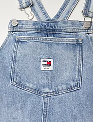 Tommy Jeans - PINAFORE DRESS BH6110 - farkkumekot - denim light - 2