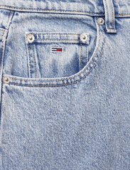 Tommy Jeans - MOM JEAN UH TPR CG4114 - sirge säärega teksad - denim light - 2