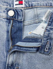 Tommy Jeans - MOM JEAN UH TPR CG4114 - džinsa bikses ar taisnām starām - denim light - 3