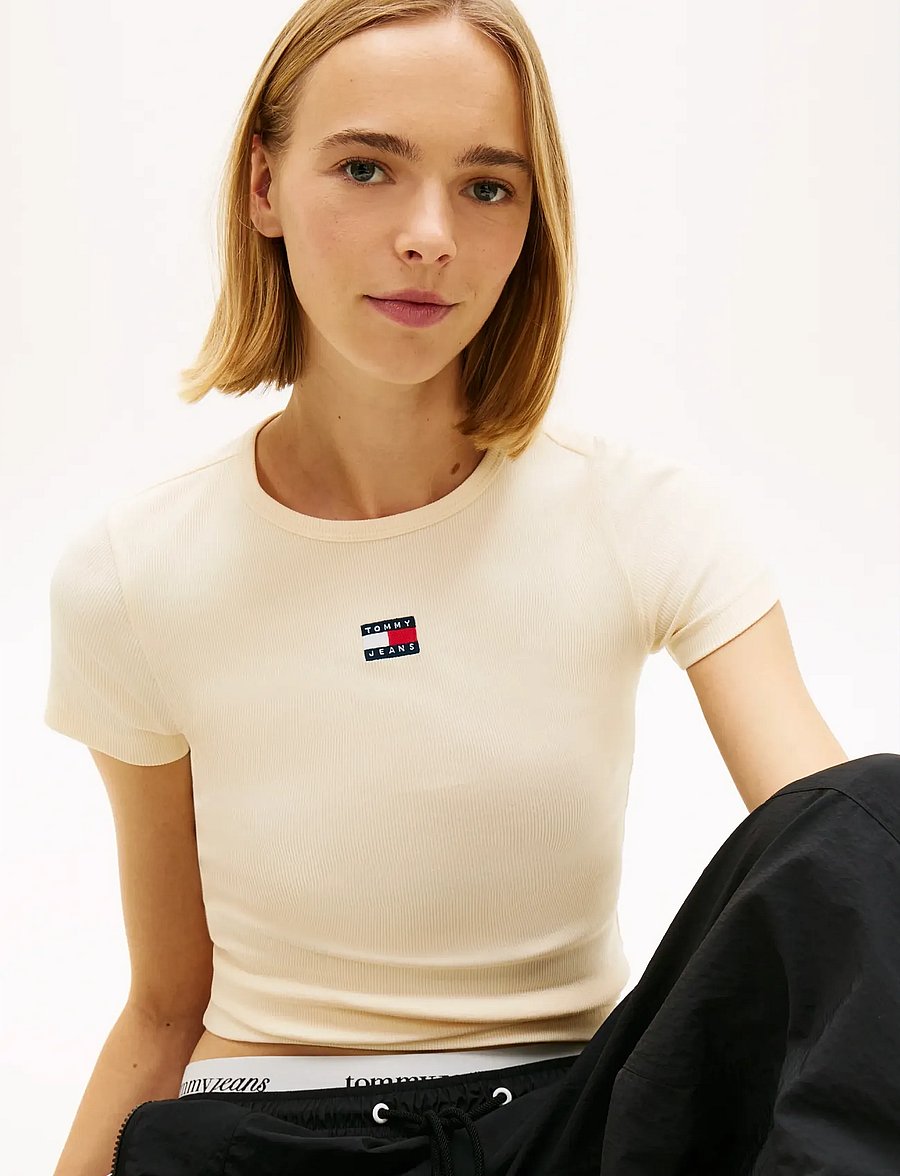 Tommy Jeans - TJW SLIM BADGE RIB TEE - t-shirts - almost yellow - 4