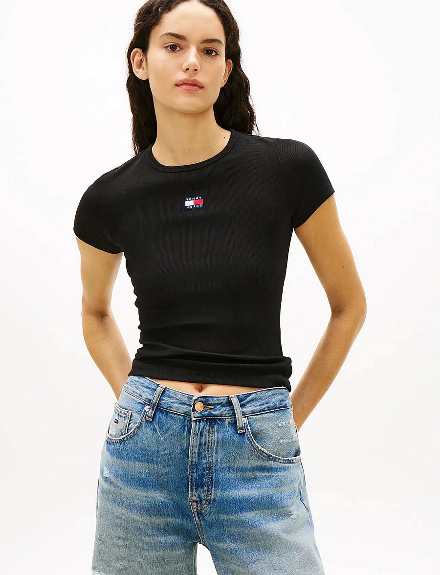 Tommy Jeans - TJW SLIM BADGE RIB TEE - t-shirts - black - 0