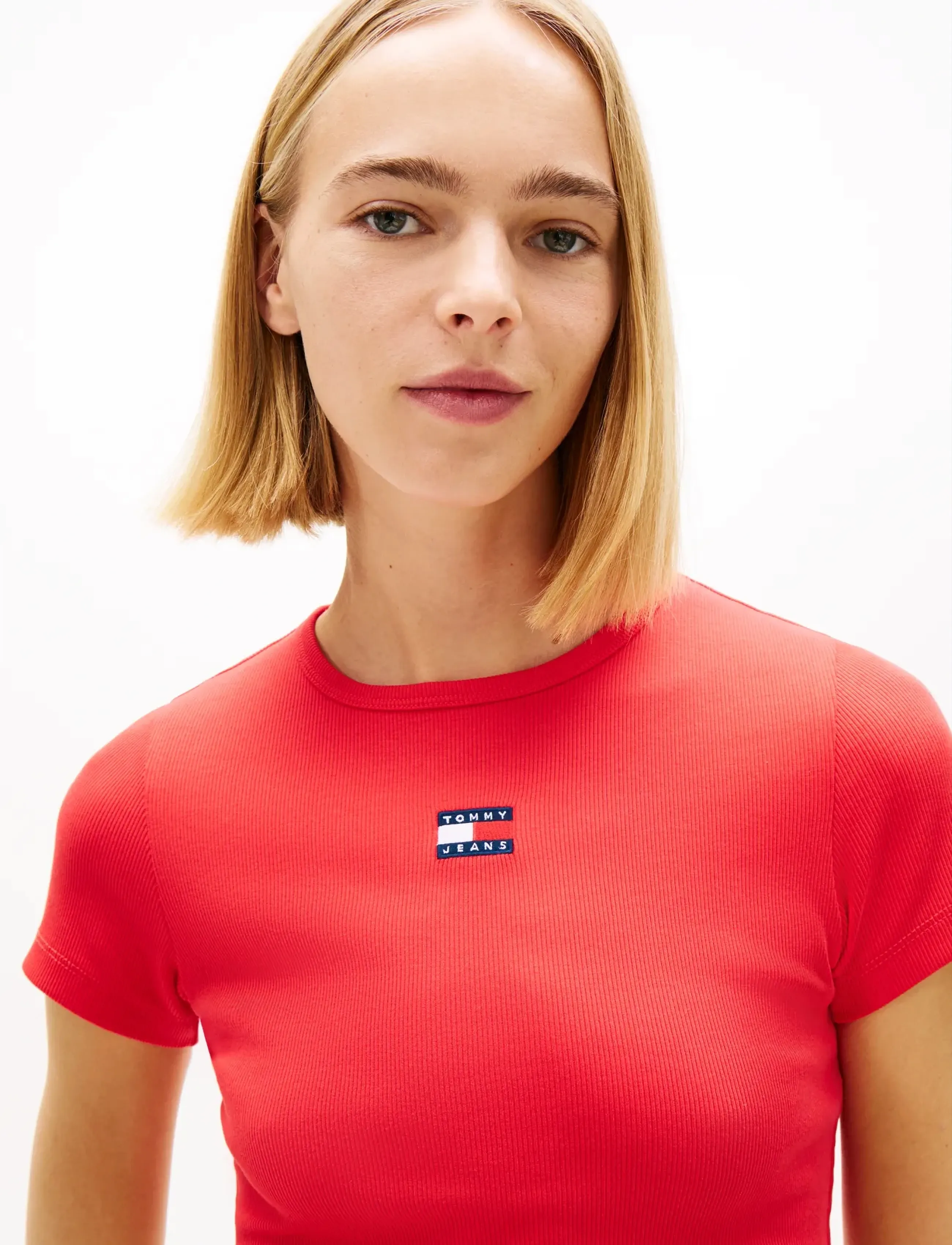 Tommy Jeans - TJW SLIM BADGE RIB TEE - t-shirts - red alert - 4