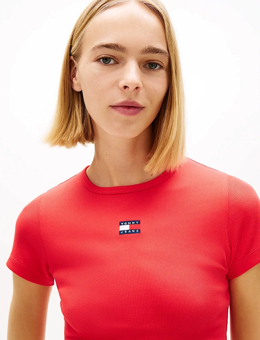 Tommy Jeans - TJW SLIM BADGE RIB TEE - t-shirts - red alert - 4