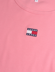 Tommy Jeans - TJW SLIM BADGE RIB TEE - t-shirts - tickled pink - 2