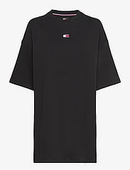 Tommy Jeans - TJW BADGE TEE DRESS - t-shirt-kleider - black - 0