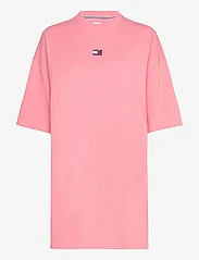 Tommy Jeans - TJW BADGE TEE DRESS - t-shirt-kleider - tickled pink - 0