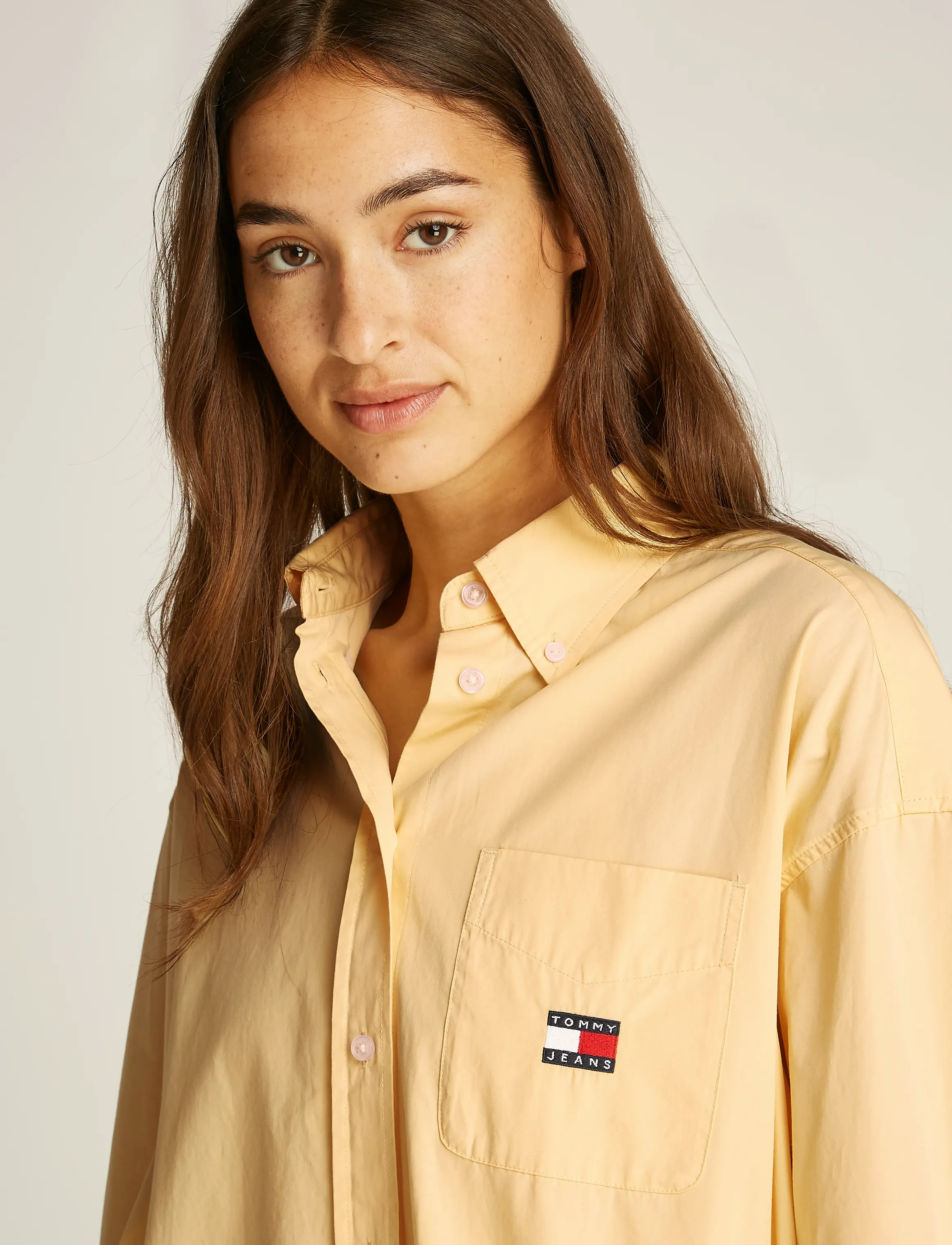 Tommy Jeans - TJW OVS BADGE  POPLIN SHIRT EXT - custard cream - 4