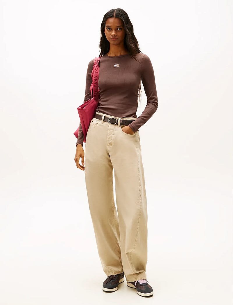 Tommy Jeans - TJW SLIM LS BADGE TEE EXT - langærmede toppe - black walnut - 2