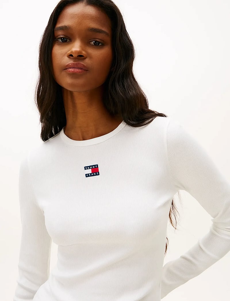 Tommy Jeans - TJW SLIM LS BADGE TEE EXT - långärmade toppar - ecru - 5